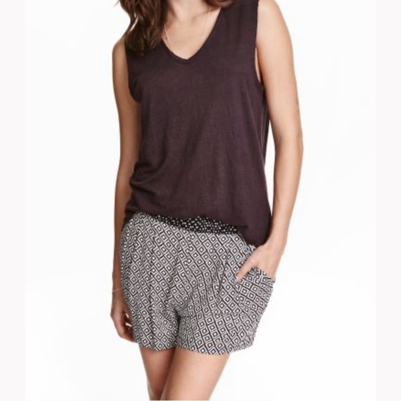 H&M Pants - H&M Black And White Tribal Printed Stretch Pull on Viscose Shorts Casual Size 12